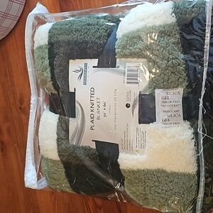 Plaid knitted blanket